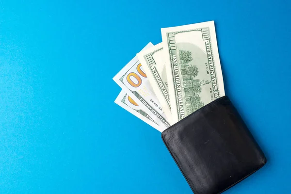 Schwarze Ledertasche Mit Dollarscheinen Auf Blauem Hintergrund Geldbörse Mit Geldscheinen — Stockfoto