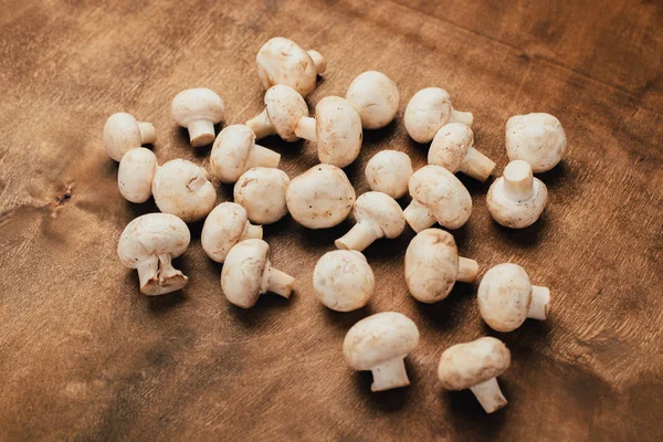 Ahşap masa üzerinde üstten görünüm mantar. Kopya alanı.