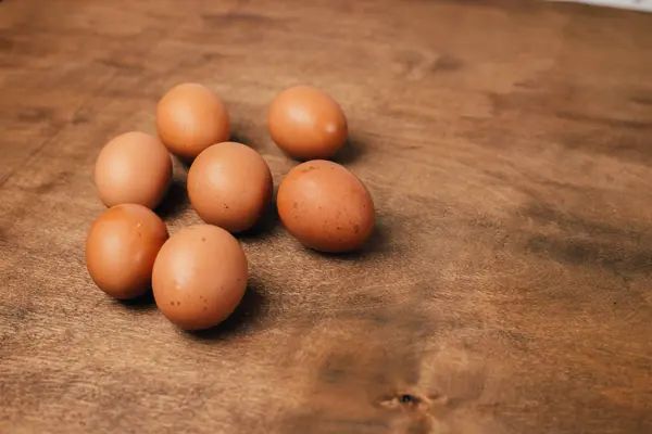 Telur Cokelat Latar Belakang Kayu — Stok Foto
