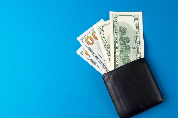 Schwarze Ledertasche Mit Dollarscheinen Auf Blauem Hintergrund Geldbörse Mit Geldscheinen — Stockfoto