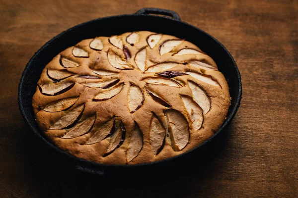 Elmalı turta tart, malzemeler - elma rustik ahşap zemin üzerine