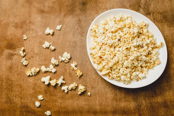 Patlamış mısır yemek ile. Ahşap masa.