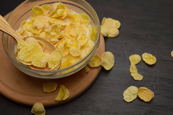 Tahıl buğday gevreği süt kase Kahvaltı