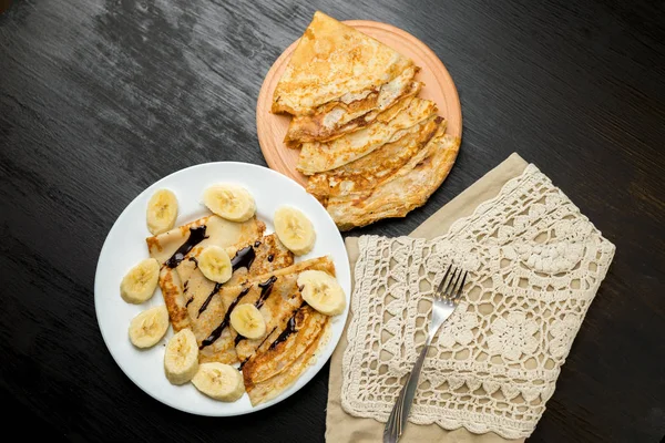 Muz ve çikolata plaka ile lezzetli gözleme