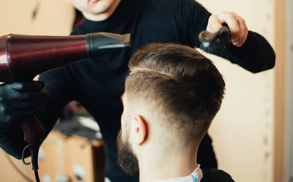 Cropped Image Barber Making Haircut Man Salon — Stock Photo, Image