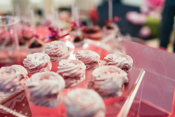 çikolata cupcakes ve diğer tatlılar/şekerler, iyi ki doğdun kavramı ile lezzetli tatlı büfesi tarafından dekore edilmiş