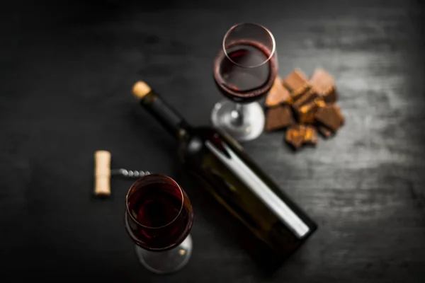 一瓶红酒开瓶器 在黑色的木背景 — 图库照片