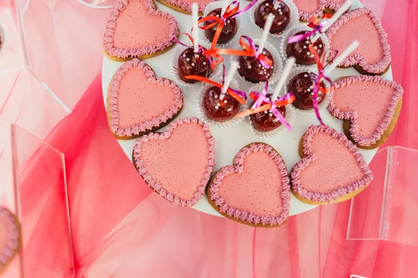 çikolata cupcakes ve diğer tatlılar/şekerler, iyi ki doğdun kavramı ile lezzetli tatlı büfesi tarafından dekore edilmiş