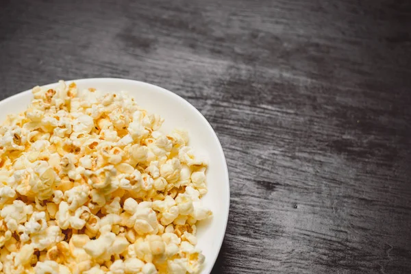 Patlamış mısır yemek ile. Ahşap masa.