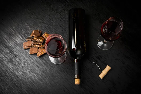 Botella Vino Tinto Con Sacacorchos Sobre Fondo Madera Negro — Foto de Stock