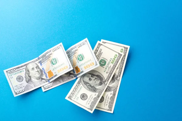  mavi bir arka plan üzerinde para