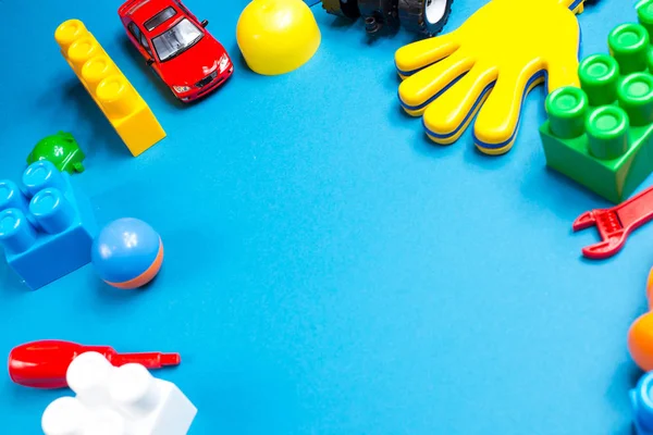 Çocuk oyuncakları ahşap arka planda. Üst Manzara. Düz yatıyordu. Metin için alanı kopyala