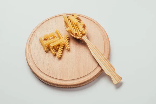 Maccheroni Crudi Gomito Cucchiaio Legno Con Fondo Bianco — Foto Stock