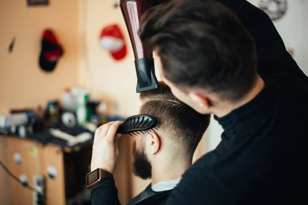 Imagem Cortada Barbeiro Fazendo Corte Cabelo Homem Salão — Fotografia de Stock