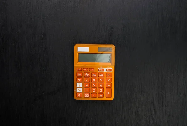 Вид Оранжевого Калькулятора Черной Поверхности — стоковое фото