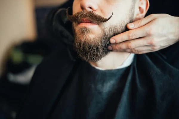 Imagem Cortada Barbeiro Fazendo Barba Homem Salão — Fotografia de Stock