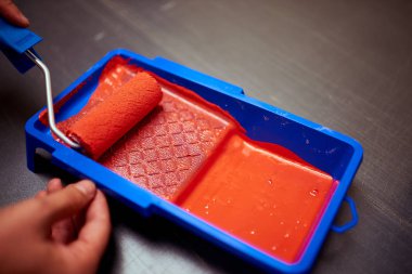 adam kırmızı boya silindir üzerinde koyarak kapatın 