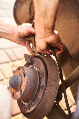 elinde eski makine tamir