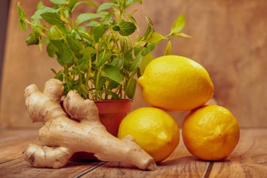 zencefil, limon ve nane ahşap masa üzerinde tencerede yakın çekim