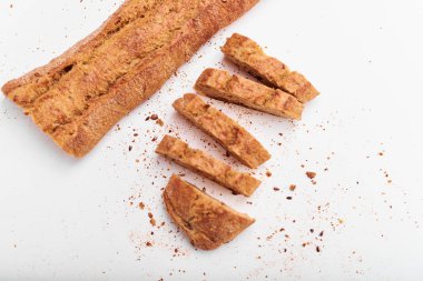 ışık arka plan üzerine dilimlenmiş ekmek taze pişmiş