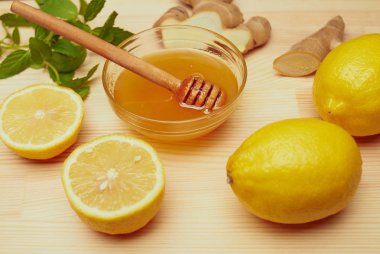 Bowl, zencefil, limon ve nane ahşap tahta üzerinde tatlım