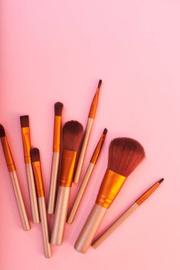 Pembe renkli aksesuarlar için telafi. Üstten görünüm ve seçici odak.