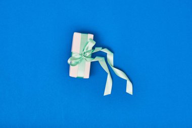 Arka plan üzerinde pembe hediye kutusu