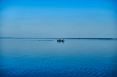Yalnız tekne alacakaranlık denizde yüzen 