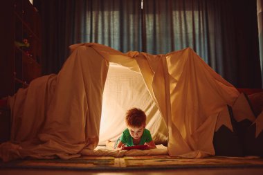 çadırda oynarken küçük çocuk