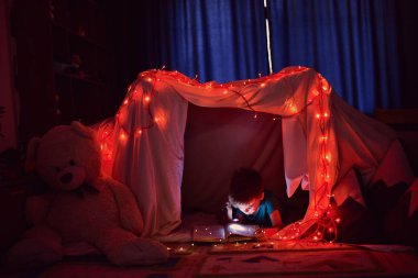çadırda oynarken küçük çocuk
