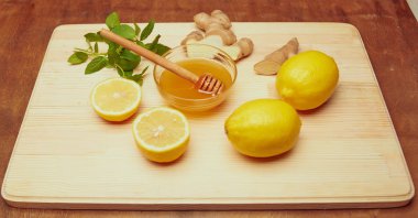 Bowl, zencefil, limon ve nane ahşap tahta üzerinde tatlım