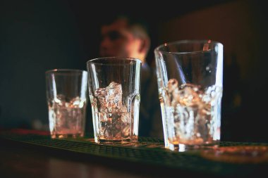 alkol arka plan, çubuğunda dökme yakın çekim