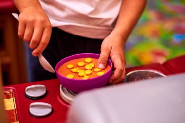 Çocuk oyuncak kase çorba ile oynamaktan imajının kırpılmış 