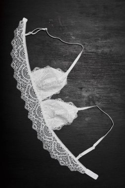 Siyah arka plan üzerine beyaz sütyen