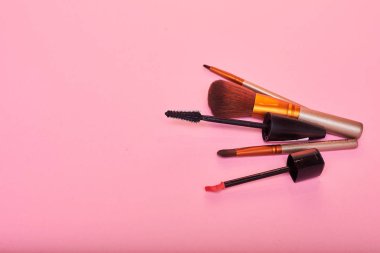 Pembe renkli aksesuarlar için telafi. Üstten görünüm ve seçici odak.