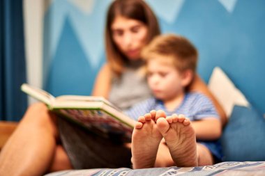 Anne ve oğlu ile arka plan üzerine bir kitap