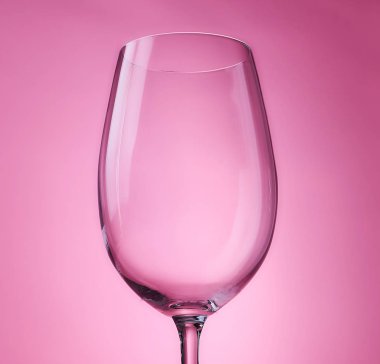 pembe bir arka plan üzerinde boş bardak