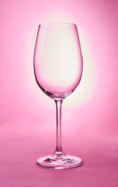 Cam şarap pembe bir arka plan üzerinde için