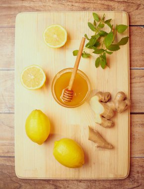Bowl, zencefil, limon ve nane ahşap tahta üzerinde tatlım