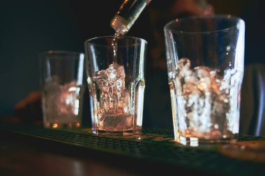 alkol arka plan, çubuğunda dökme yakın çekim