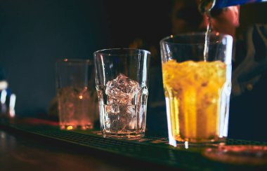 alkol arka plan, çubuğunda dökme yakın çekim