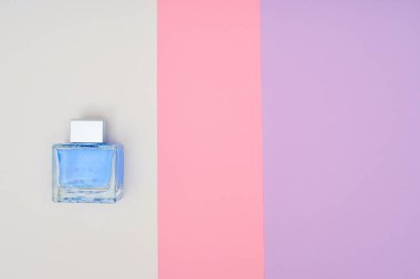 Parfüm şişesi pastel arka plan üzerinde. En az stili.