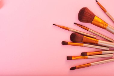 Pembe renkli aksesuarlar için telafi. Üstten görünüm ve seçici odak.