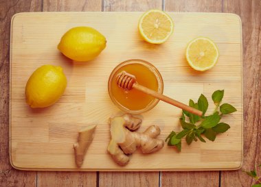 Bowl, zencefil, limon ve nane ahşap tahta üzerinde tatlım