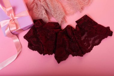 Metin için arka plan. Pembe dantel ve hediye kapat