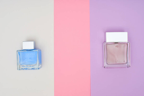 Парфюмерные бутылки на фоне пастели. Минимальный стиль
.