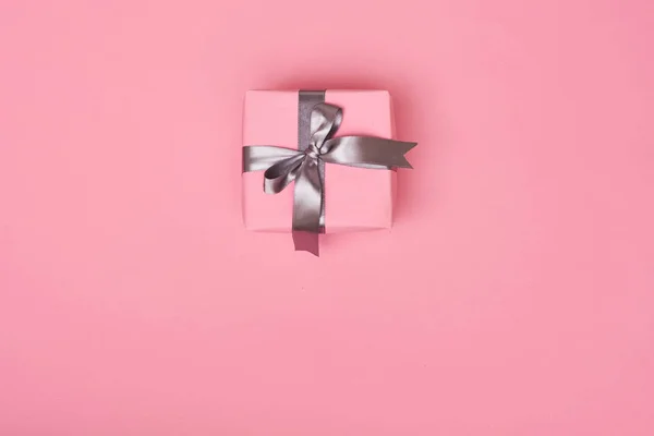 Caja Regalo Rosa Sobre Fondo —  Fotos de Stock