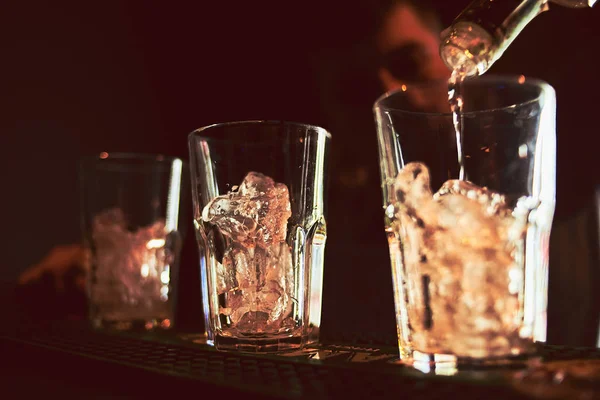 alkol arka plan, çubuğunda dökme yakın çekim