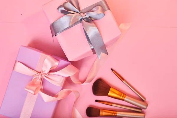 Gift Ideas Makeup Brushes with pink gift boxes