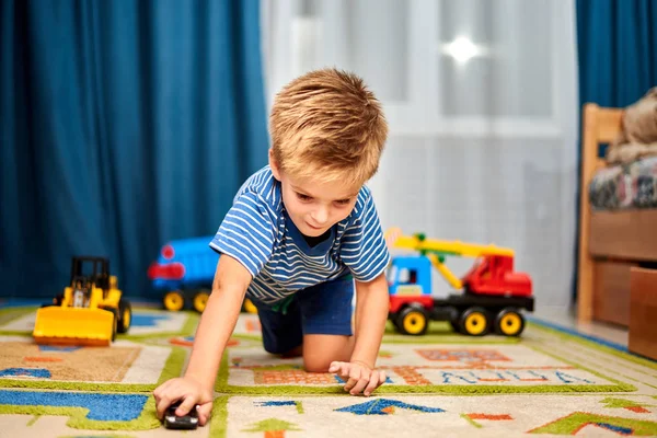 Niño Jugando Con Juguetes Alfombra Casa — Foto de Stock